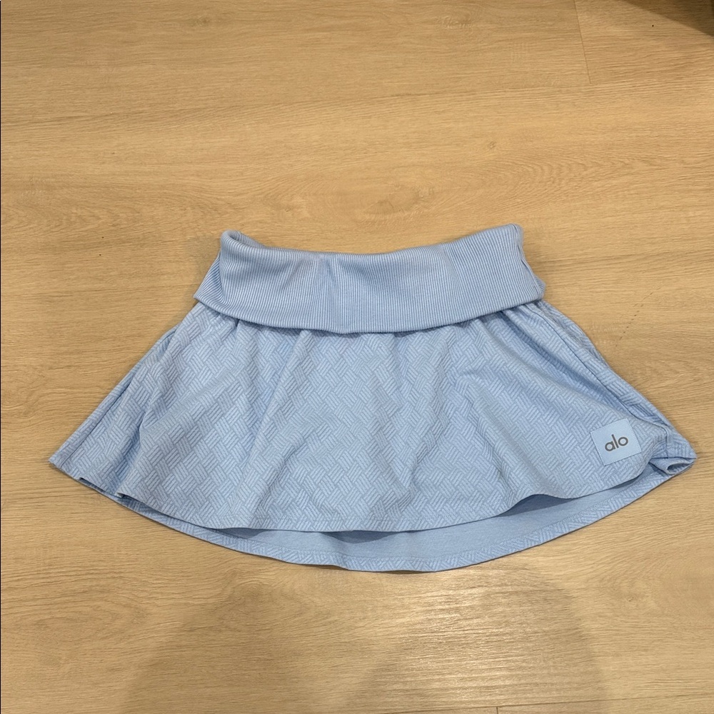 ALO Yoga Light Blue athlesuire skirt with built in shorts.